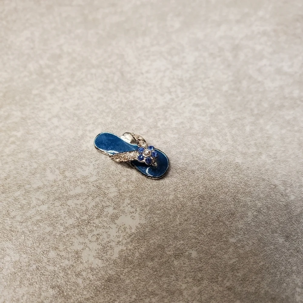 📿💎 Flip flop jeweled necklace pendant